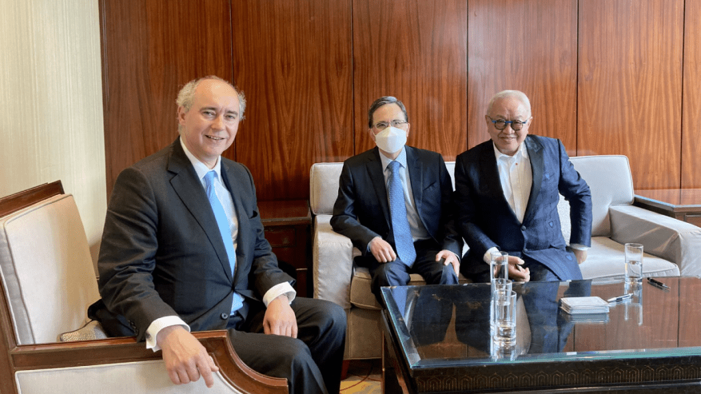 英國商業及貿易部國務大臣莊敦文(Johnson Dominic)(左)訪港,與長和與長實主席李澤鉅(中),以及長和董事總經理霍建寧(右)會面。