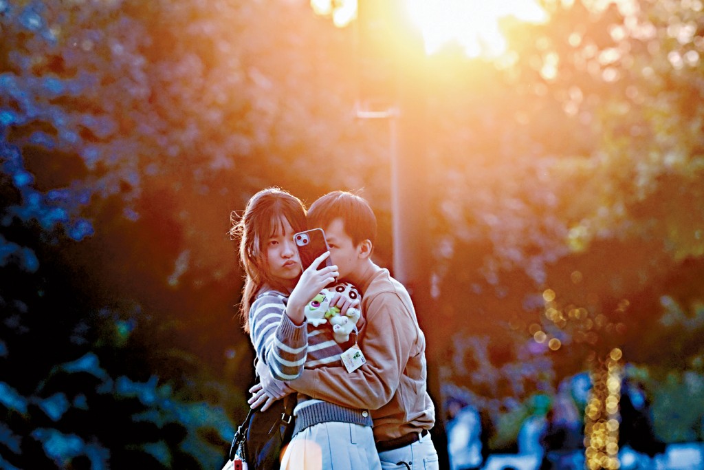 昨日情人节，不少男士送花给另一半，有情人不忘打卡留住爱、留住浪漫。