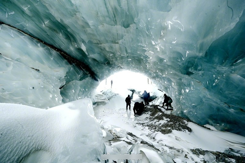 西藏昌都市新發現的然普藍冰洞。人民日報