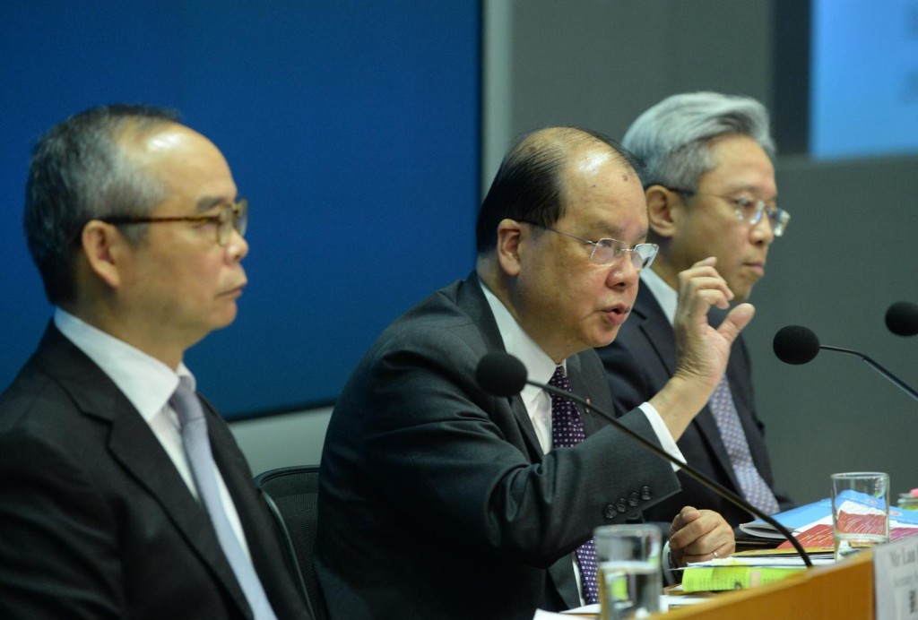 張建宗（中）、羅智光（右）和劉江華一同舉行記者會。