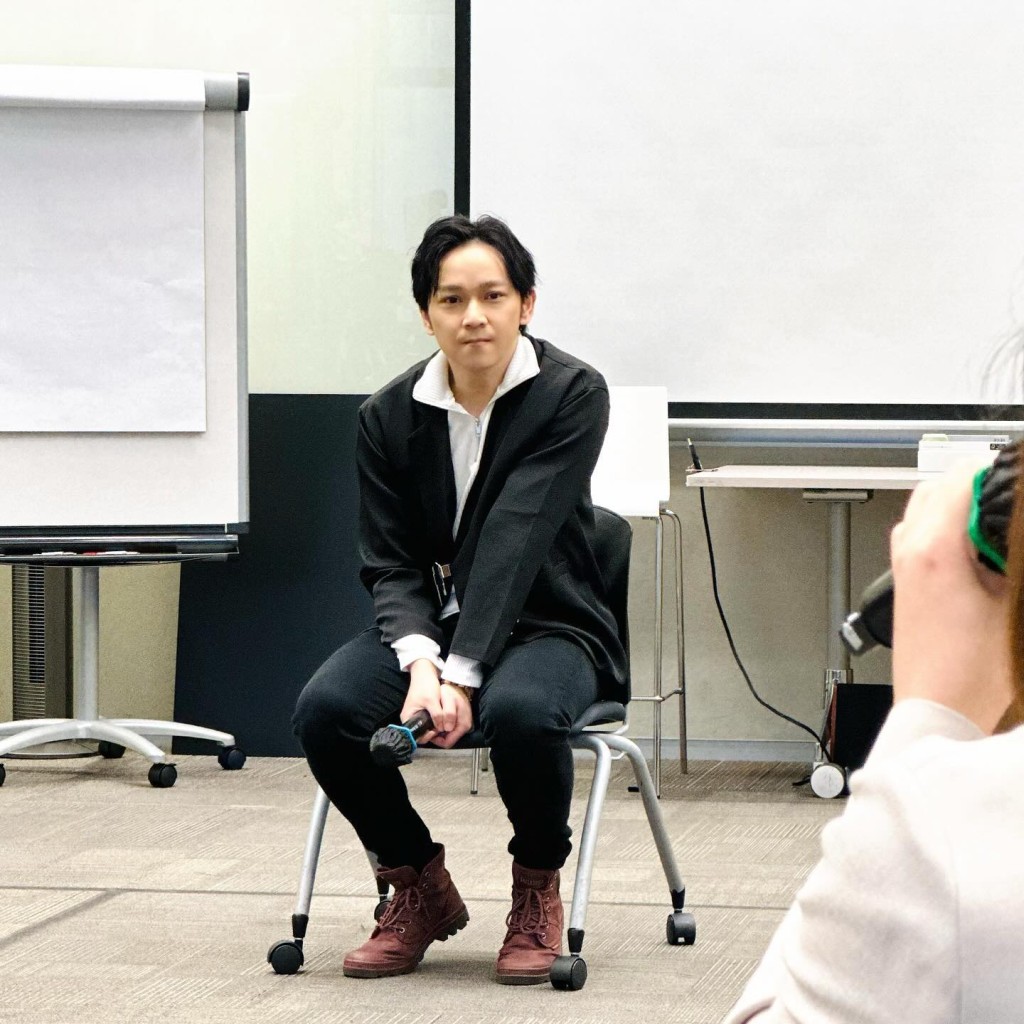邓智坚最近在社交网分享担任培训班导师的照片，Smart Casual造型令人眼前一亮！