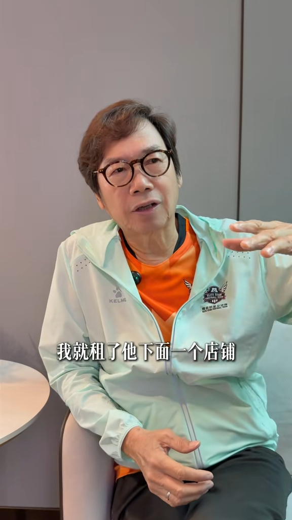 彭健新拍片爆兒時曾租用陳百祥屋企樓下開舖。 彭健新拍片爆兒時曾租用陳百祥屋企樓下開舖。
