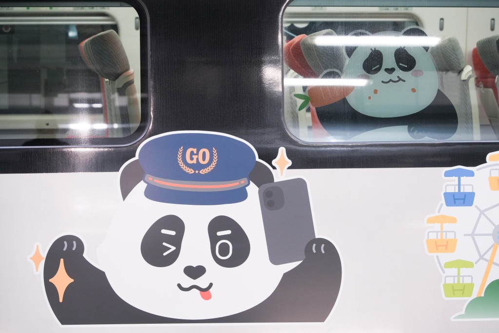 列車車身貼上不同的大熊貓圖案。