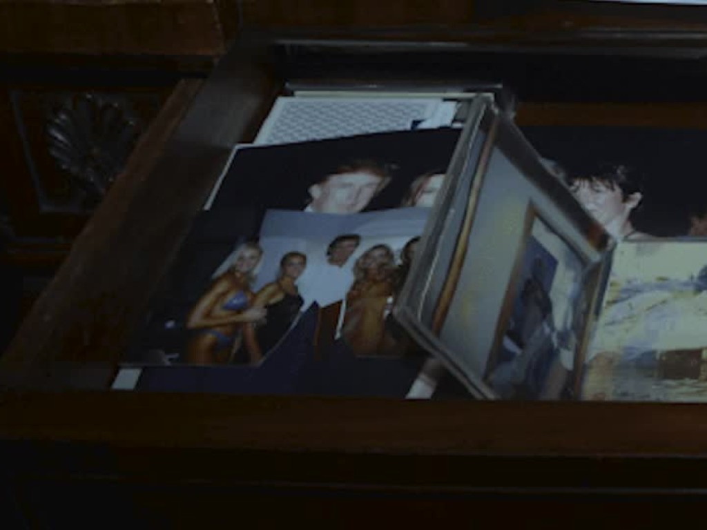 美國司法部重新公布一張涉及特朗普與多名女性合攝的照片。路透社