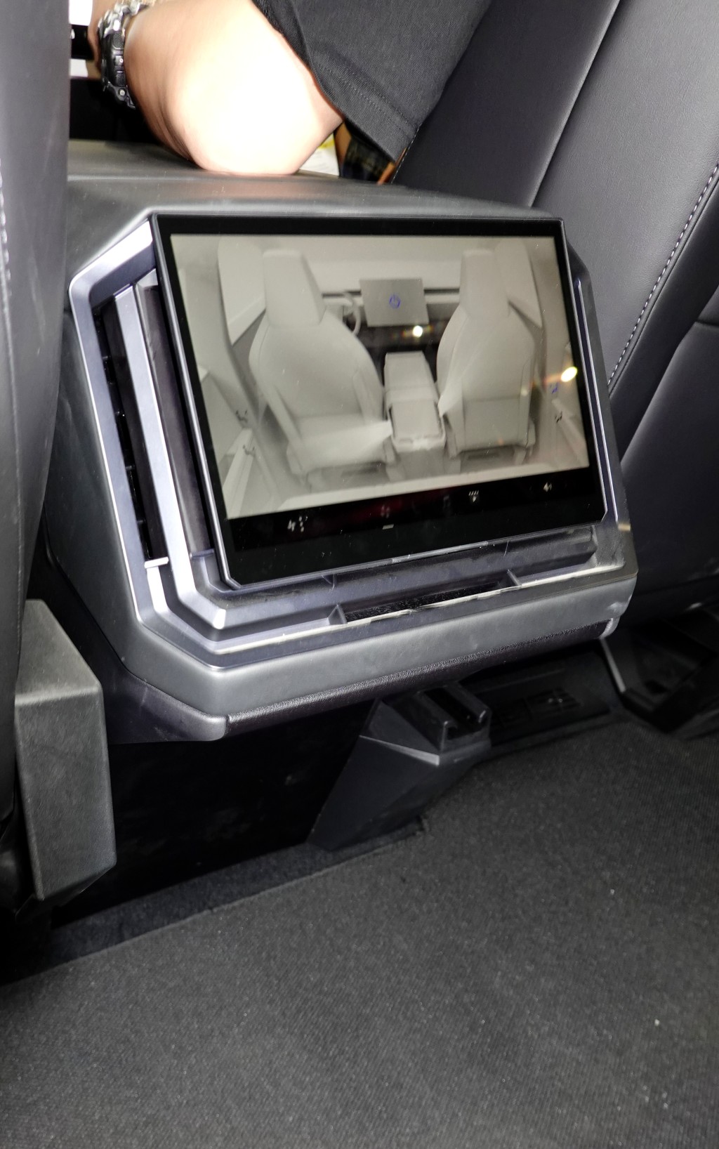 Tesla Cybertruck后座9.4寸触屏可接连多媒体系统