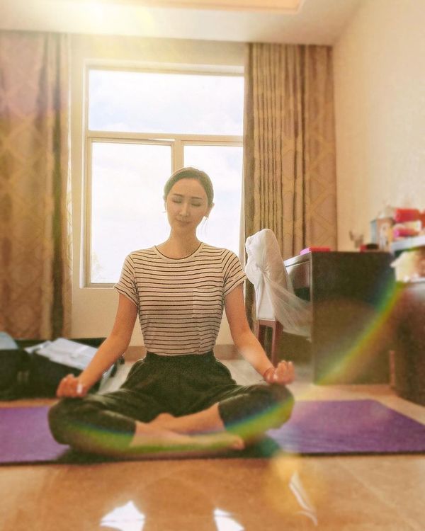 陳貝兒曾公開在家中做瑜伽。