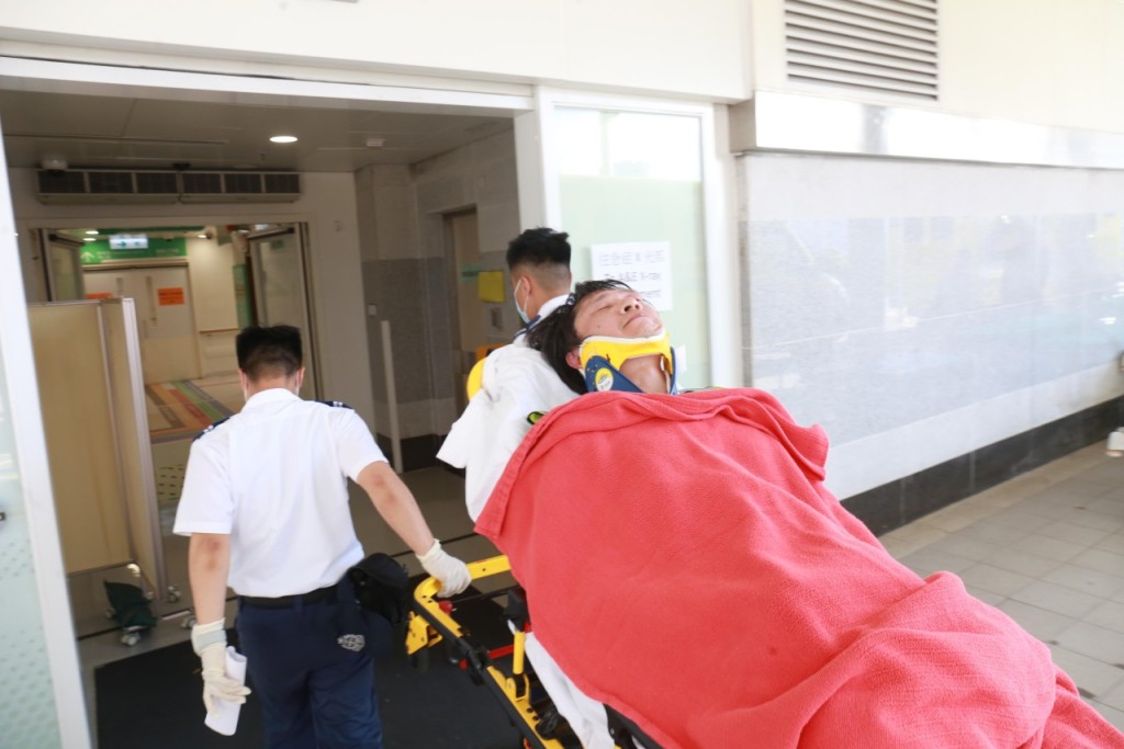 司機報稱腳及膊頭受傷,清醒由救護車送往瑪嘉烈醫院治理。 司機報稱腳及膊頭受傷,清醒由救護車送往瑪嘉烈醫院治理。