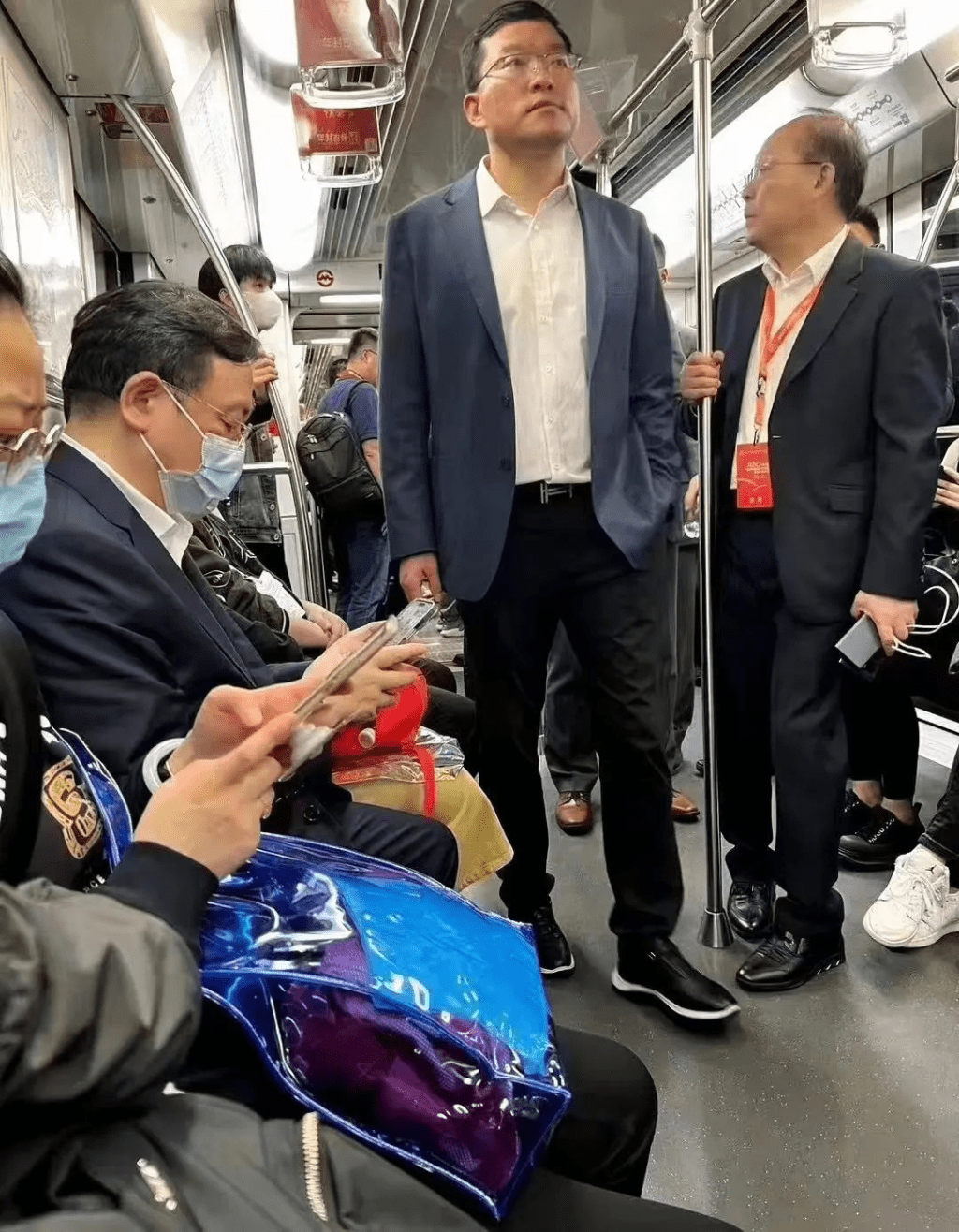 比亞迪董事長兼總裁王傳福搭地鐵參加車展的照片，在網上瘋傳。網圖