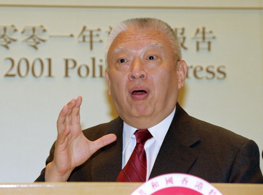 董建華發表2001年施政報告。 董建華發表2001年施政報告。