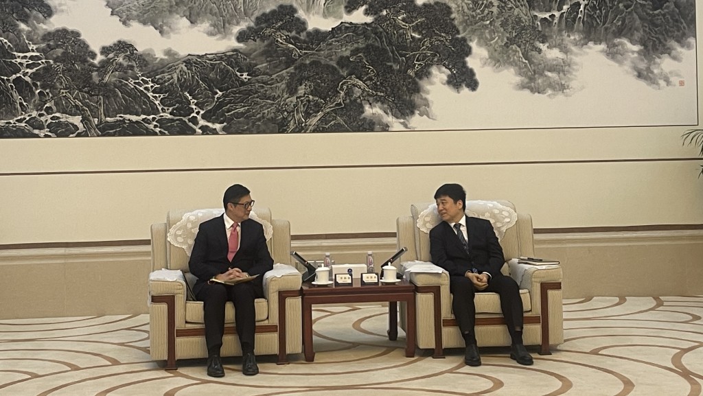 鄧炳強（左）拜會深圳巿公安局局長劉國周（右）。政府新聞處圖片