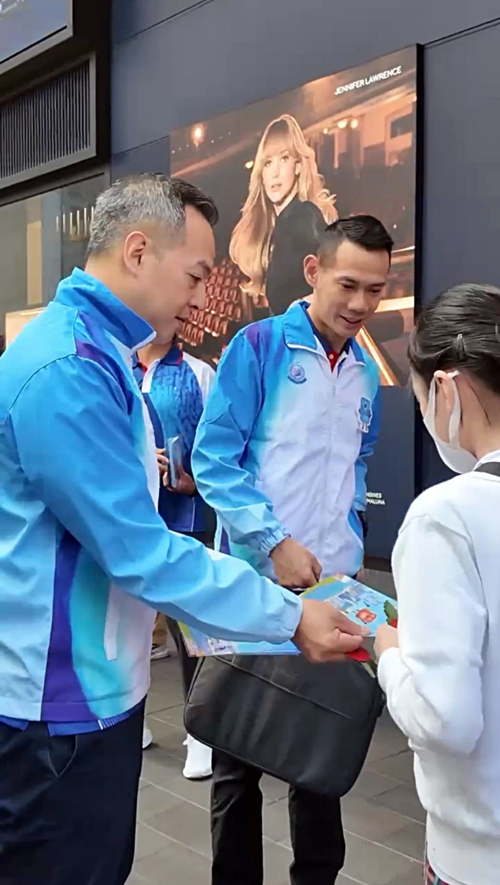 周一鳴在銅鑼灣百德新街向市民呼籲投票。警方提供 周一鳴在銅鑼灣百德新街向市民呼籲投票。警方提供