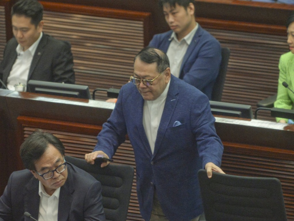 建制派最資深議員石禮謙(中)