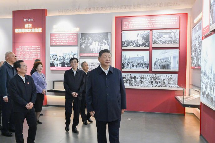 習近平參觀新疆維吾爾自治區成立70周年主題成就展。 新華社