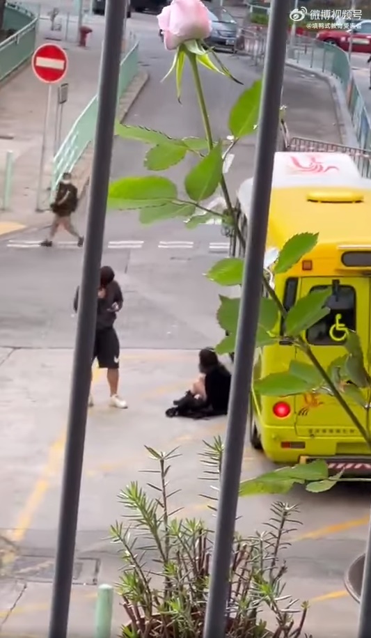 女方被男方鬆膊頭推跌，撞落一輛行駛中的小巴車身，險些被輾過。網上截圖