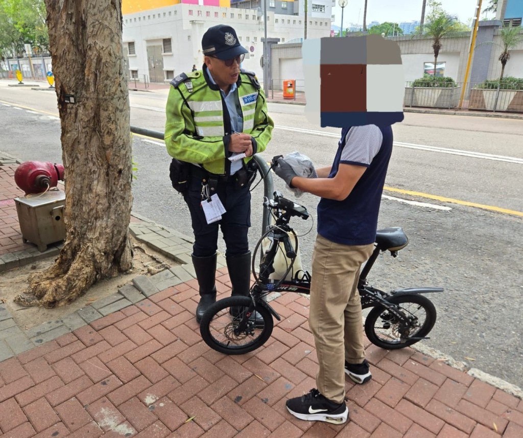 行動中人員在區內截查使用電動單車的人士,並拘捕五名男子。 行動中人員在區內截查使用電動單車的人士,並拘捕五名男子。
