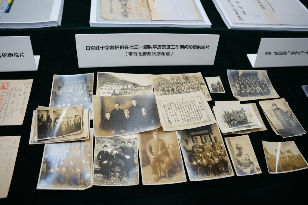 《日军红十字救护班在731部队平房营区工作期间拍摄的照片》。中新社