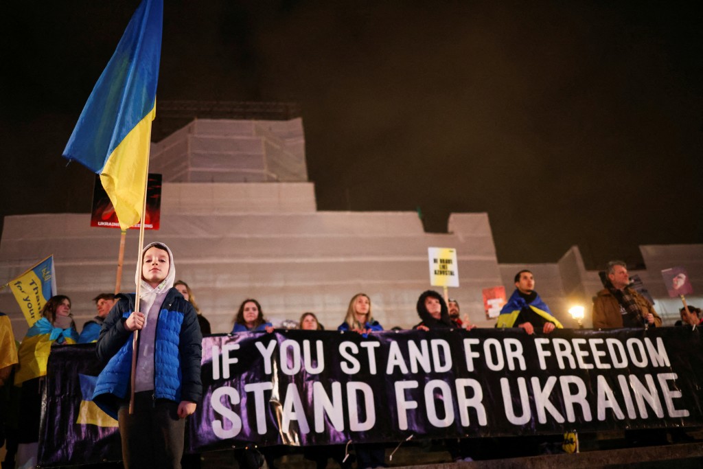 在伦敦，民众举起站在自由一方，与乌克兰站在一起的标语。路透社