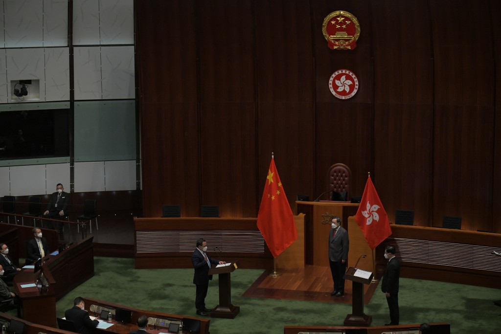 陳永光宣誓完成，正式加入議會。（梁譽東攝）