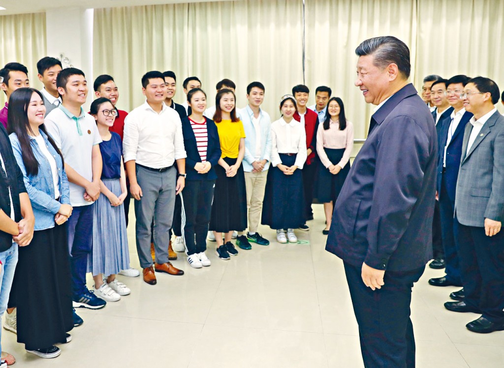 ■习近平二○一八年在广州与暨南大学学生会面。