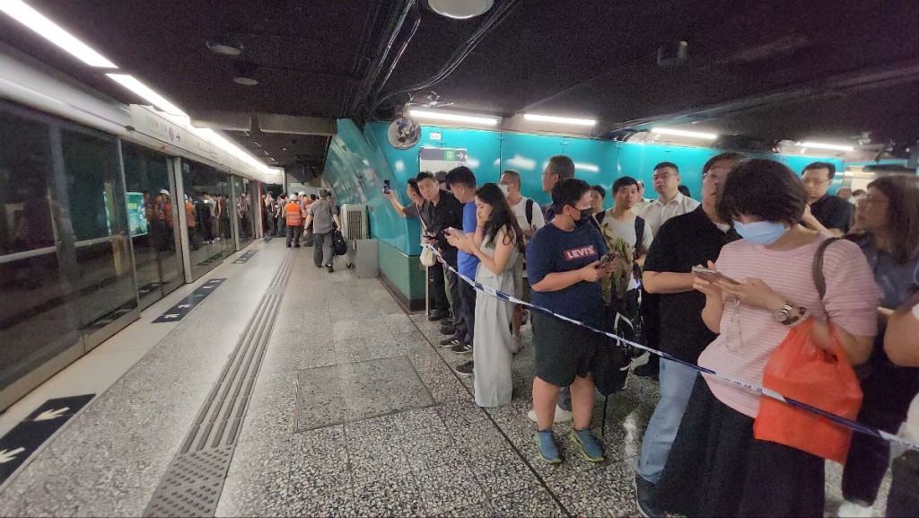 港鐵人員協助拉封鎖膠帶,避免乘客靠近。黃文威攝 港鐵人員協助拉封鎖膠帶,避免乘客靠近。黃文威攝