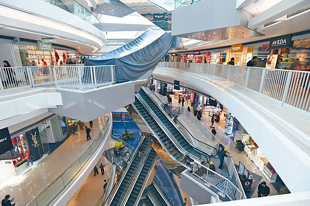 又一城商場重開，但仍有扶手電梯未能運作，玻璃圍欄已改為鐵欄。