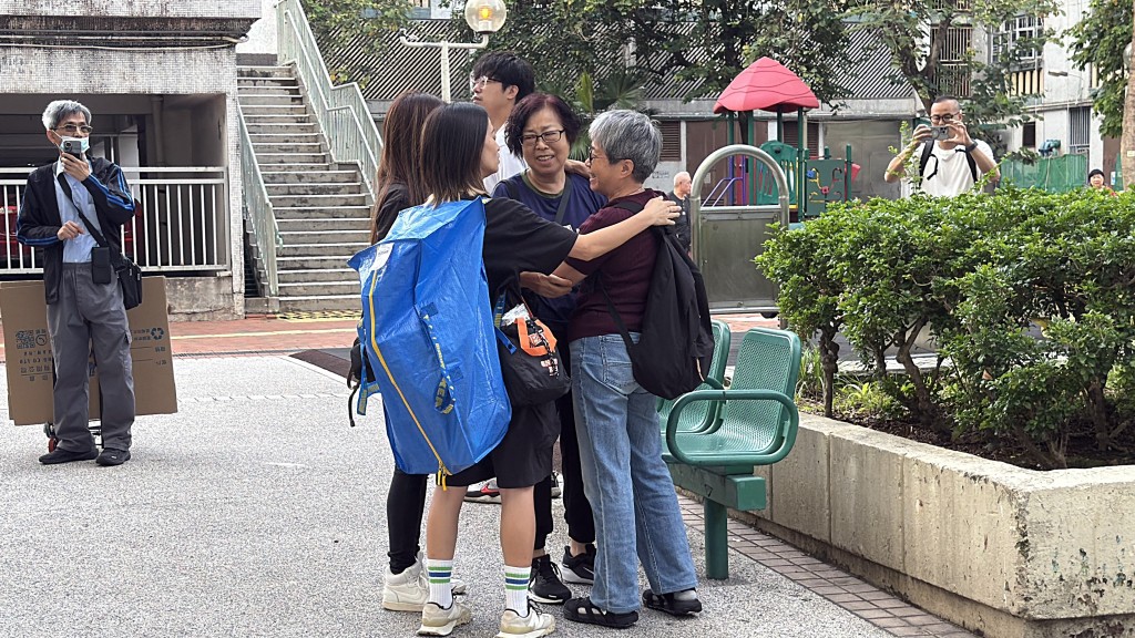 有居民遇見鄰居喜極而泣。梁國峰攝 有居民遇見鄰居喜極而泣。梁國峰攝