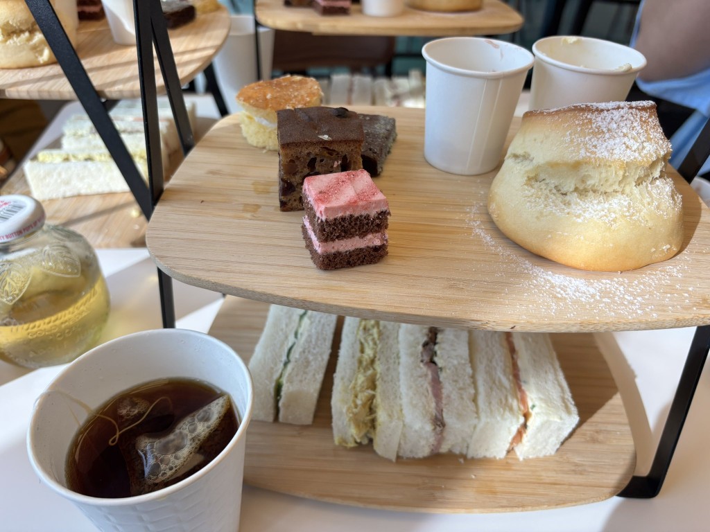 大阪世博英國館下午茶用紙杯奉客，遭客人投訴。@miyapii8844