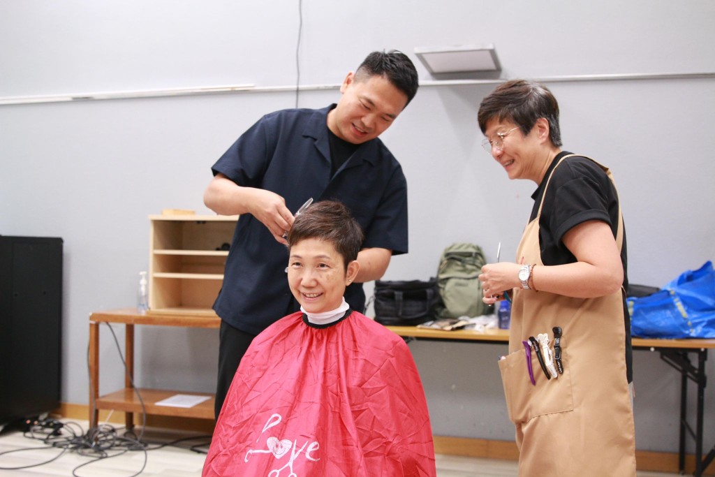 孙文杰（左一）将理发技巧整理成系统化课程，并担任「爱心执发」义剪队课程导师。