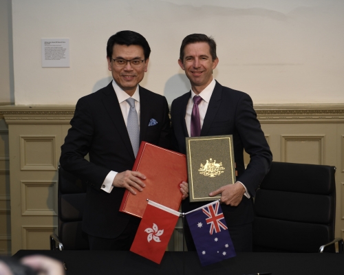 邱騰華(左)與澳洲貿易、旅遊和投資部長伯明翰(右)合照。 政府圖片