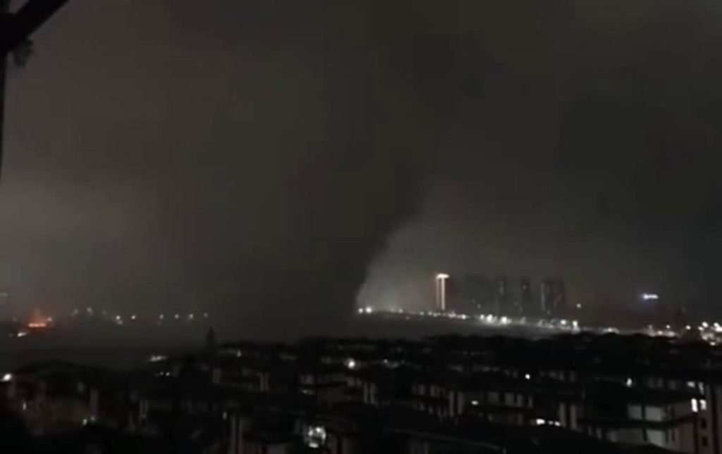 當地市民拍下巨大龍捲風。 當地市民拍下巨大龍捲風。