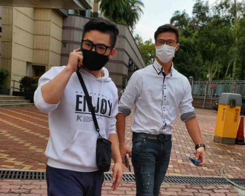 被告彭維杰(黑口罩)及霍豪斌'。葉君怡攝