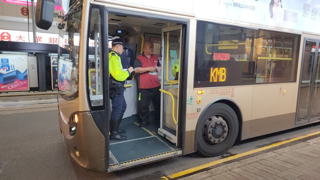 司機向警員講述事發經過。 司機向警員講述事發經過。