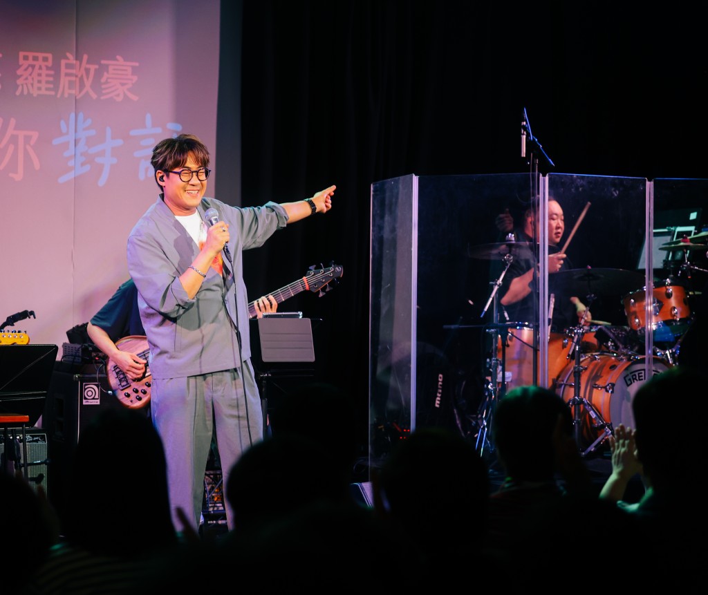 啟豪於此演出打開私人歌單與觀眾分享陪伴自己成長、啟發及塑造其音樂品味及演唱風格的作品。