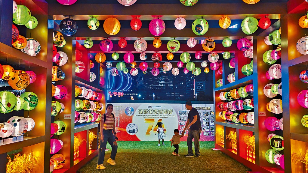 中西區海濱長廊花燈璀璨艷麗。