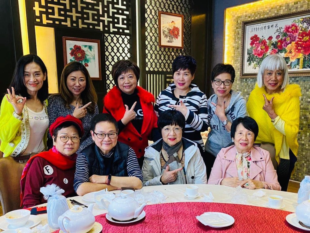 佘诗曼妈咪与吴君如妈咪（前排右一）、古天乐妈咪（前排右二）有个超级星妈团，经常现身不同饭局。