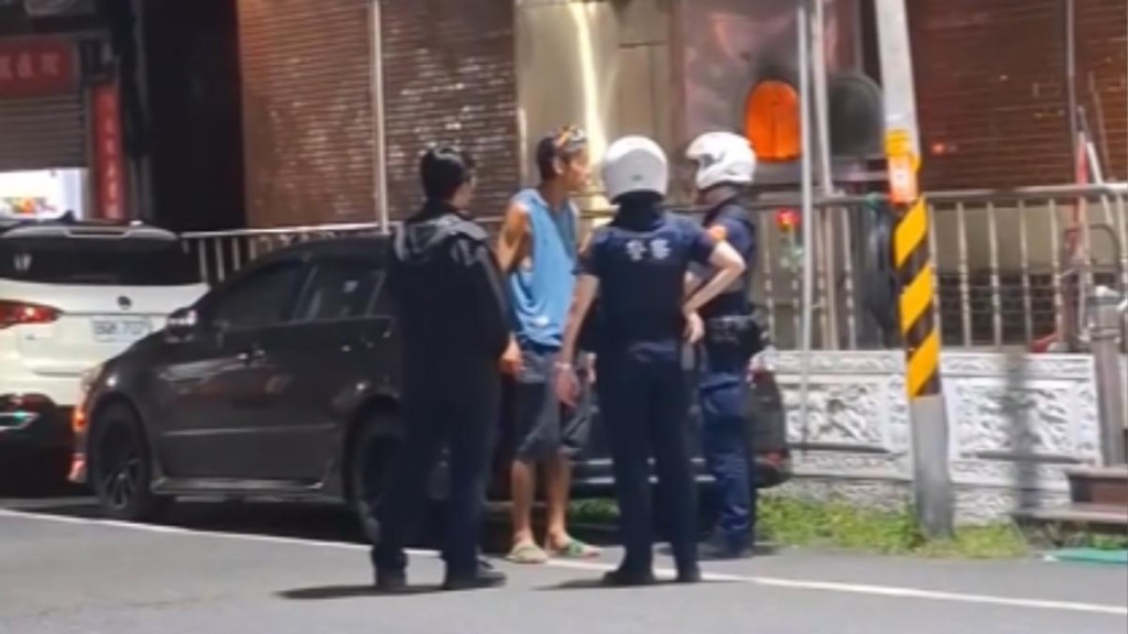 唐治平上月底被发现在宜兰游荡，眼神涣散拍打路边车辆遭报警。