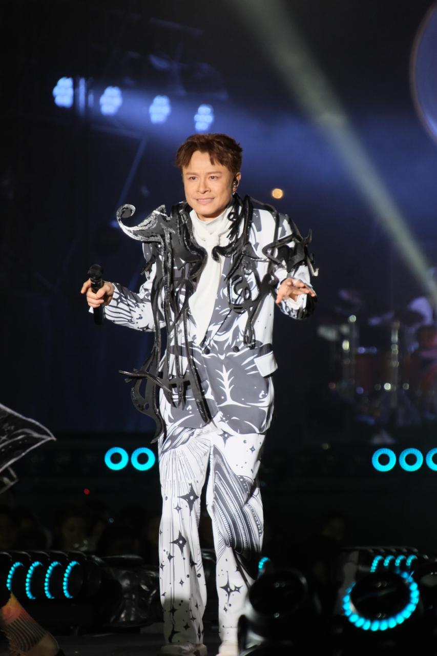 On仔穿上黑白西裝出場。