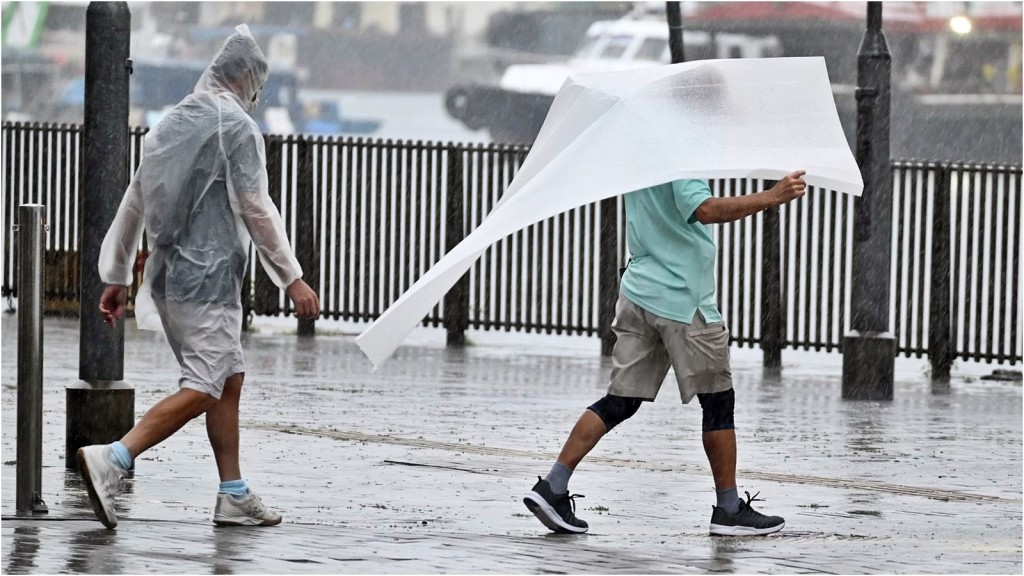 天文台中午發出「特別天氣提示」,指未來一兩小時或有驟雨及狂風雷暴。資料圖片