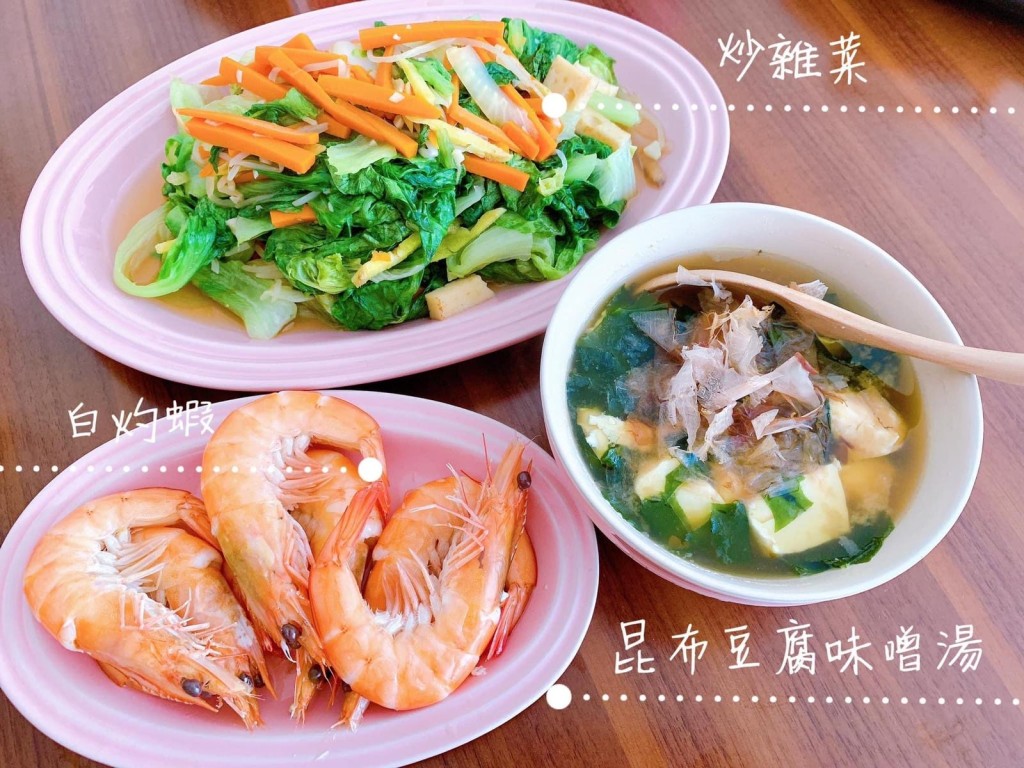 倩揚分享午餐菜單，有炒雜菜、白灼蝦及昆布豆腐味噌湯，合晒「低醣減肥法」午餐份量指標。