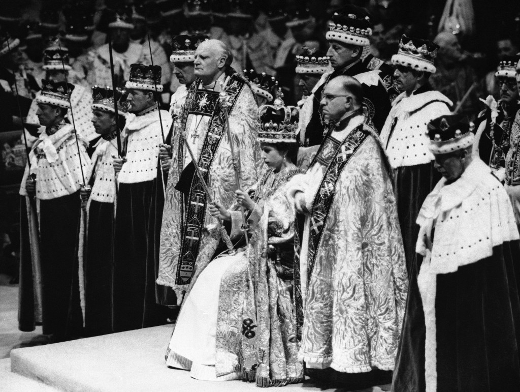 伊利沙伯二世於1953年舉行加冕儀式也曾戴上這頂皇冠。AP
