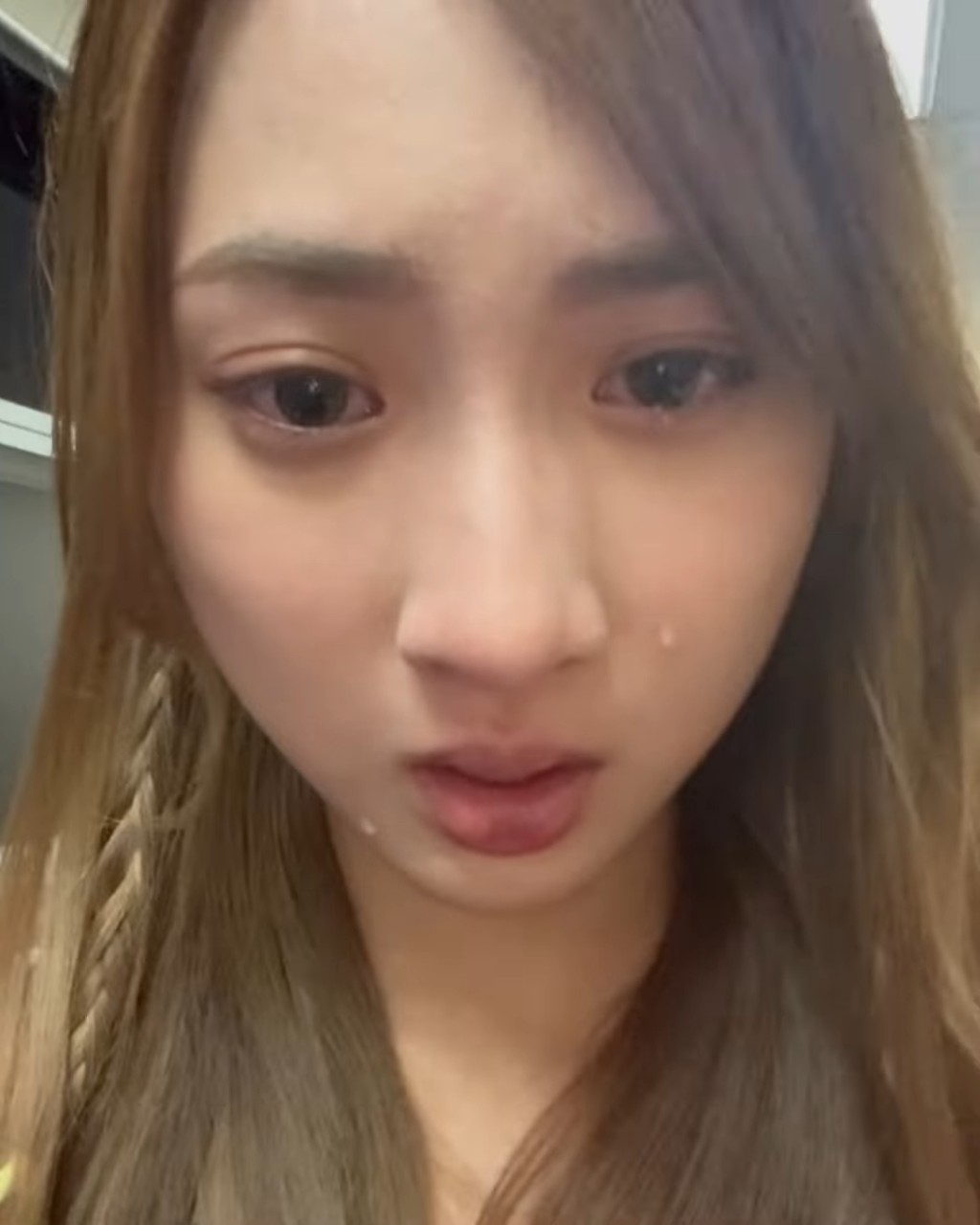 鍾柔美被強吻後再分享另一段獨自在電視城走廊痛哭的短片,眼淚如豆大相當淒涼。 鍾柔美被強吻後再分享另一段獨自在電視城走廊痛哭的短片,眼淚如豆大相當淒涼。