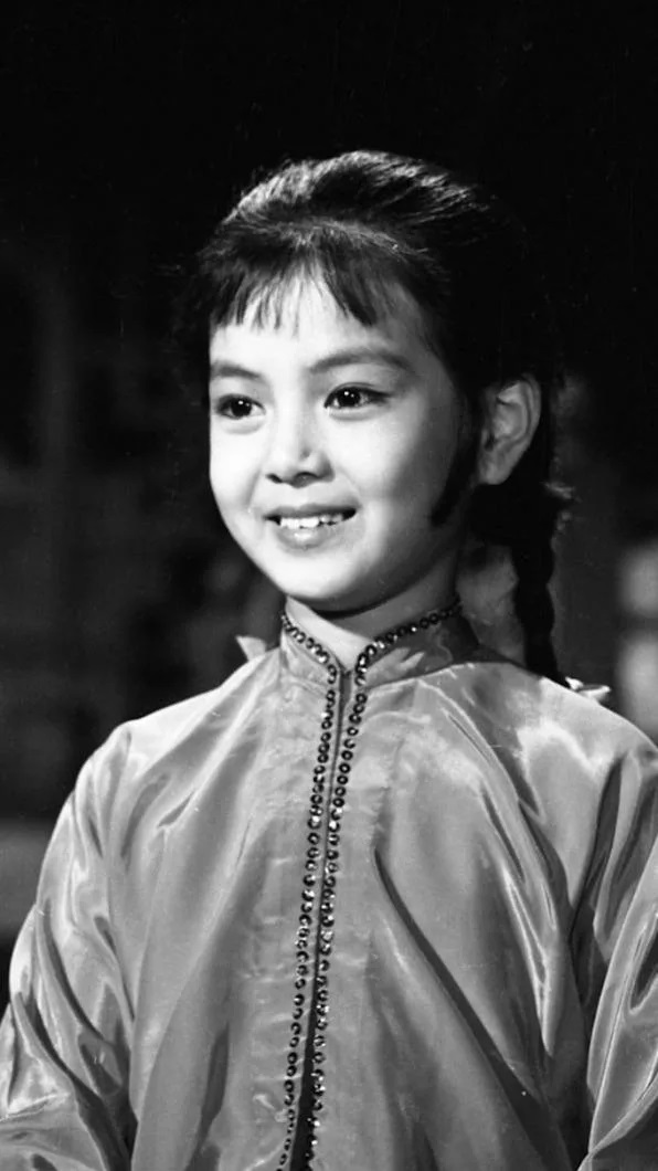 自幼拥有一双大眼的谢玲玲凭标致五官，一眼就被《婉君表妹》导演李行睇中做小主角。