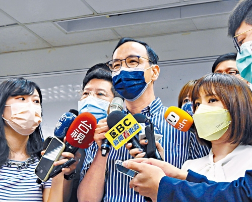 朱立倫到新北市議會謝票。