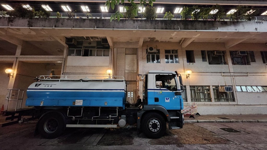 水務署立刻安排水車及水箱,為受影響的居民及商戶提供臨時食水供應。黃文威攝 水務署立刻安排水車及水箱,為受影響的居民及商戶提供臨時食水供應。黃文威攝