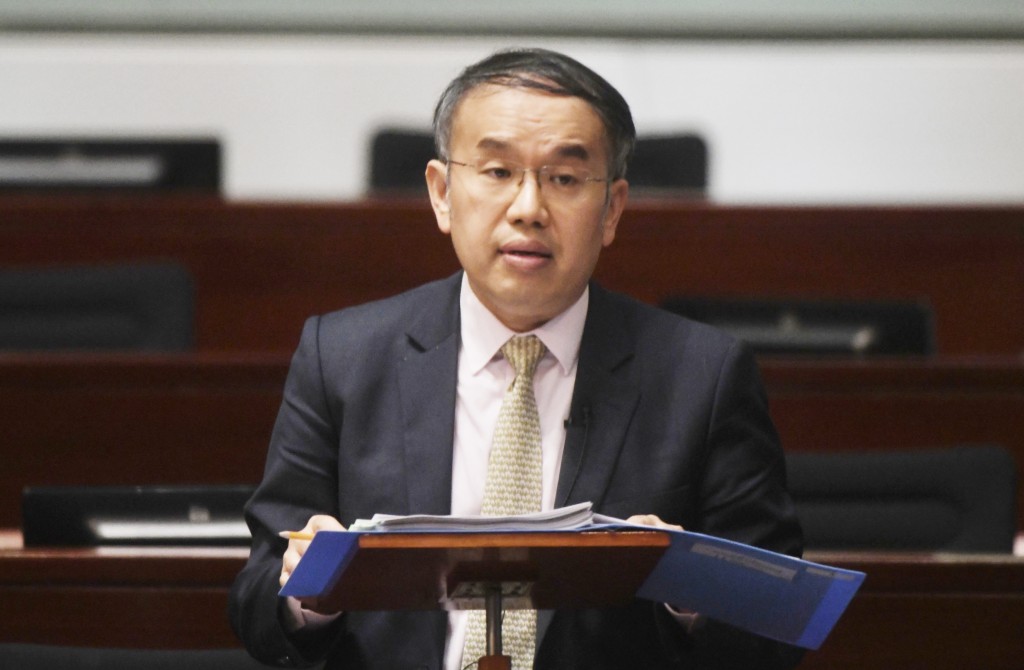 财经事务及库务局局长许正宇亦会参与6月17日陆家嘴论坛的相关行程。 财经事务及库务局局长许正宇亦会参与6月17日陆家嘴论坛的相关行程。