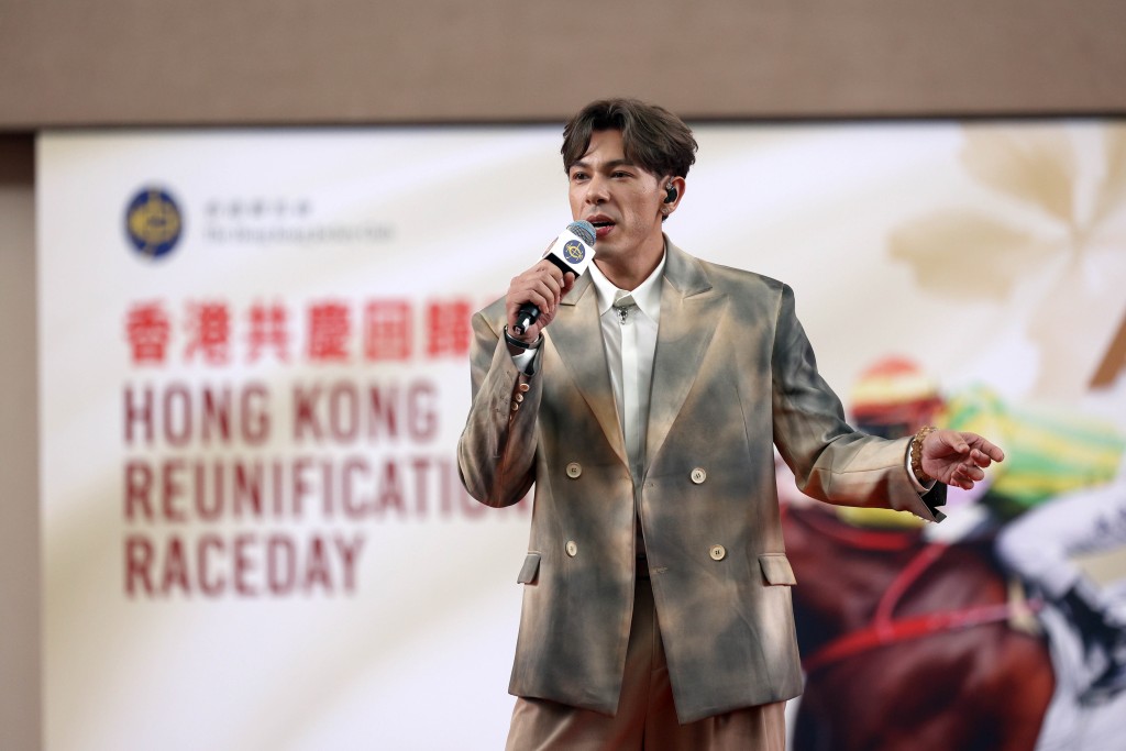  「中年好聲音2」冠軍歌手古淖文，賽前在馬匹亮相圈參與開幕表演，獻唱多首名曲，為香港共慶回歸賽馬日揭開序幕。