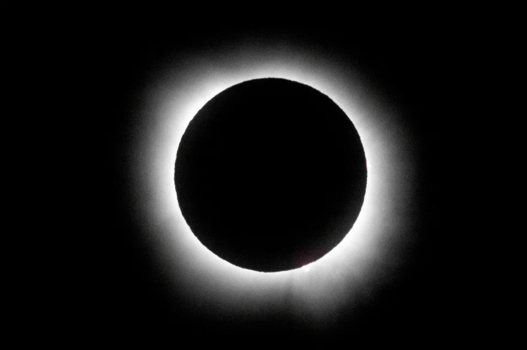 2024 年 4 月 8 日，美國德克薩斯州伊格爾帕斯可以看到的日全食景象。路透社
