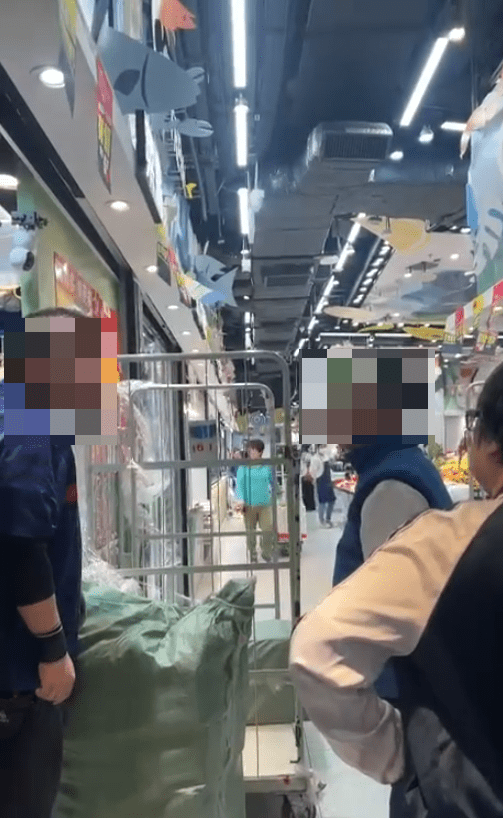 老伯因不懂掃「二維碼（QR Code）」無法取貨，「爆粗」責罵店員。Threads圖片