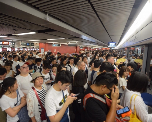 多個港鐡站都擠滿人,準備參加遊行的市民改乘其他交通工具過海。