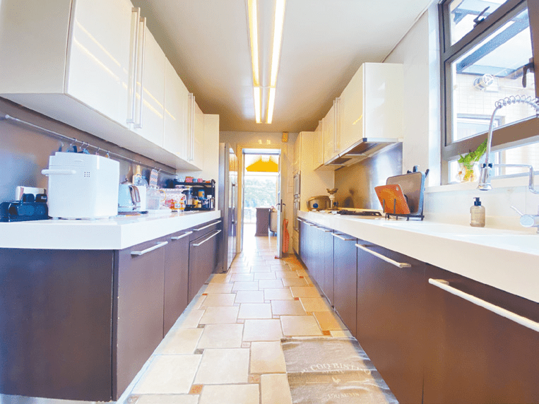 长形厨房设有大面工作台，名牌厨柜及炉具齐全。